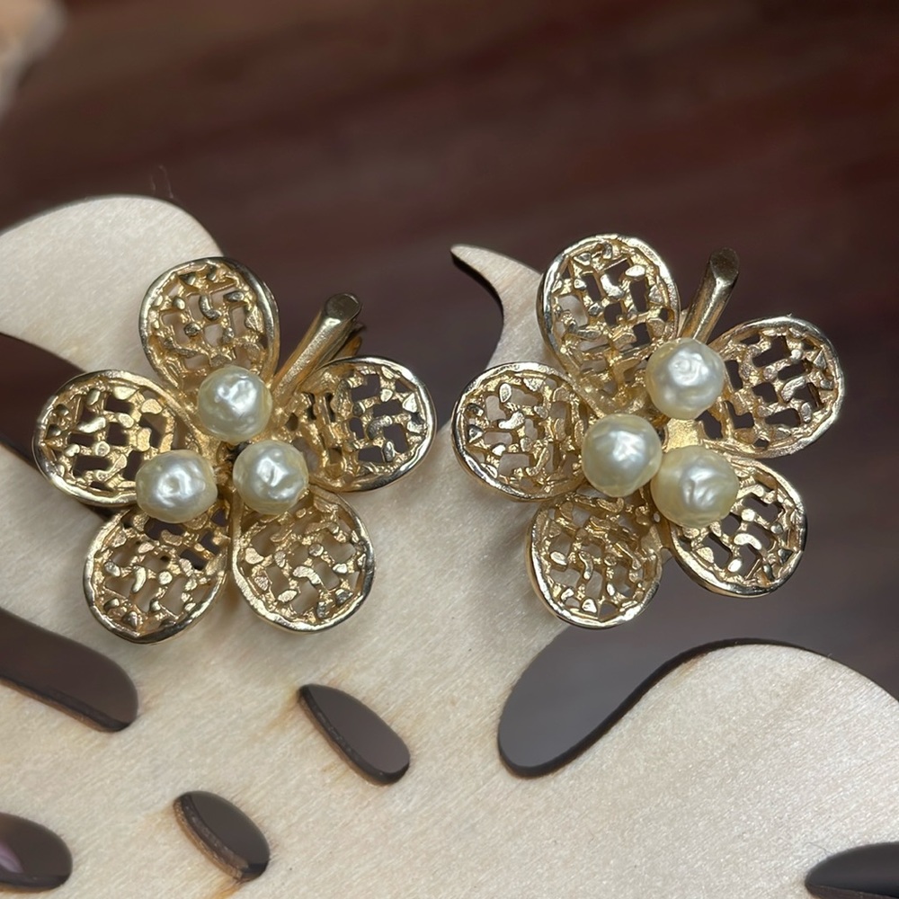 🔥🔥 Vintage Clip On earrings 🔥🔥🔥